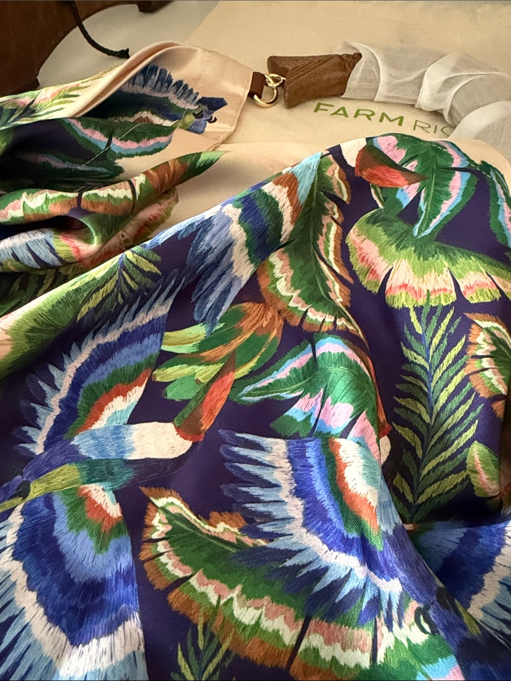 2026 FARM RIO | Sand Birds Satin Medium Scarf Bag Size SUNNY PARADISE / OS - Picture 4 of 5